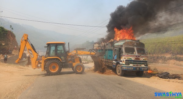 औषधिमा प्रयोग हुने केमिकल बोकेको ट्रकमा आगलागी